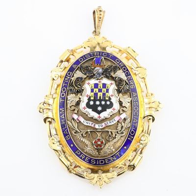 Grande Pendente Ovale in Argento Dorato e Smalti del President Of Balham Tooting & District Groce...