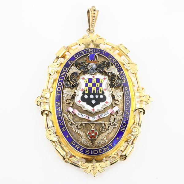 Grande pendente ovale in argento dorato e smalti del President of Balham Tooting &amp; District Grocers Association