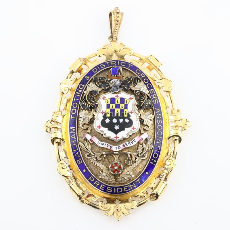Grande Pendente Ovale in Argento Dorato e Smalti del President Of Balham Tooting & District Groce...