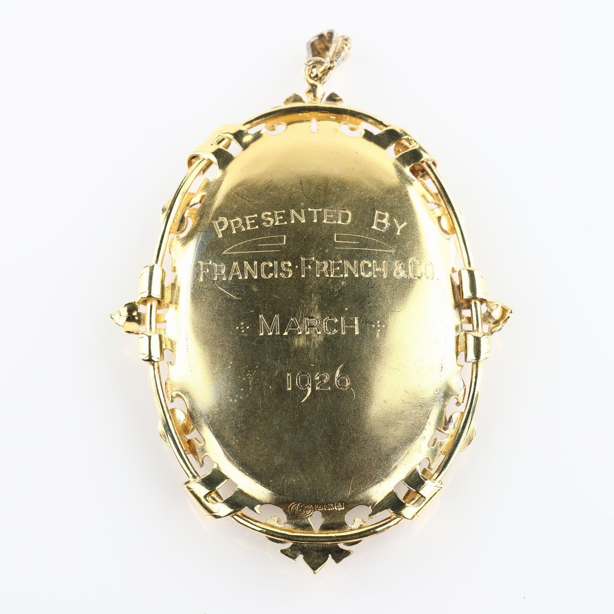 Grande Pendente Ovale in Argento Dorato e Smalti del President Of Balham Tooting & District Groce...