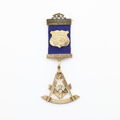 Distintivo con Coccarda e Spilla della Lodge Montgomerie Kilwinning Skelmorlie N° 624 in Arg...