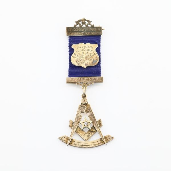 Distintivo con coccarda e spilla della Lodge Montgomerie Kilwinning Skelmorlie n&#176; 624 in argento dorato con diamante