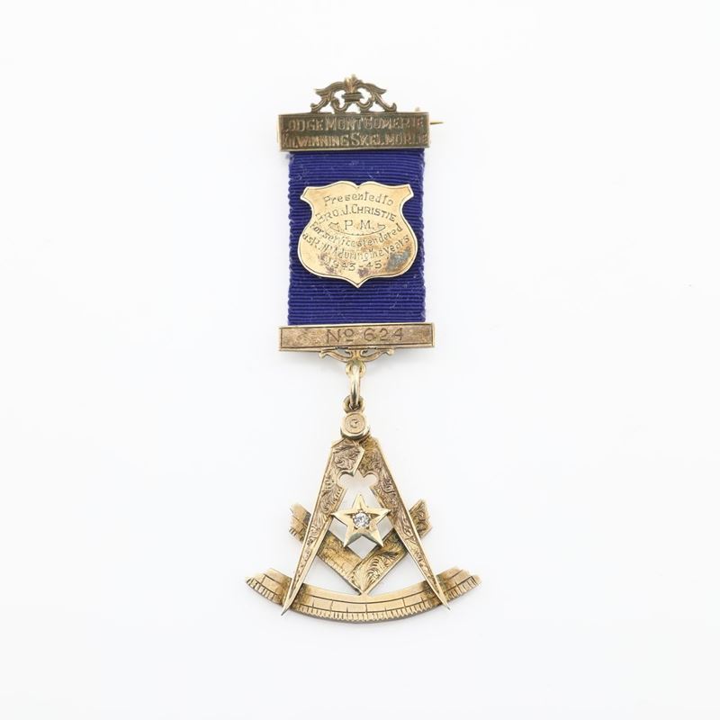 Distintivo con Coccarda e Spilla della Lodge Montgomerie Kilwinning Skelmorlie N° 624 in Arg...