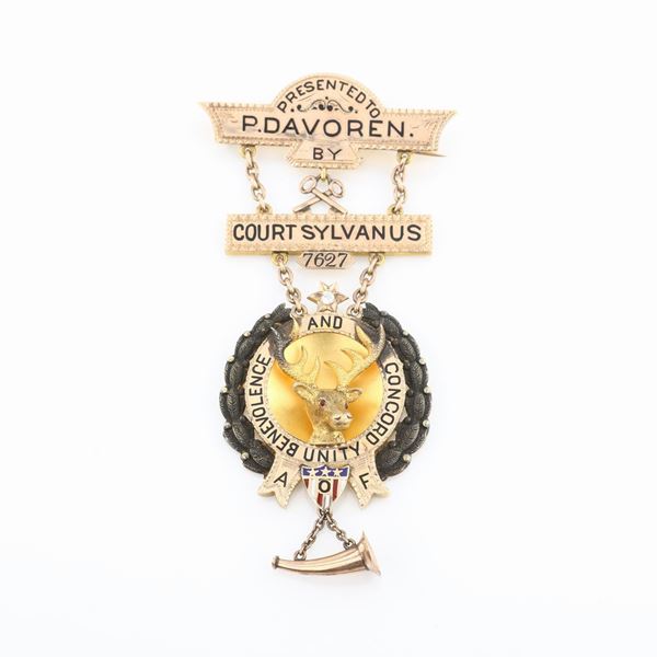 Distintivo pendente del Court Sylvanus n&#176; 7627 in oro a basso titolo e smalti con brillante