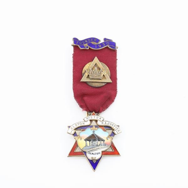 Distintivo con coccarda e spilla dell&#39;Alston R.A. Chapter n&#176; 2794 in argento dorato e smalti
