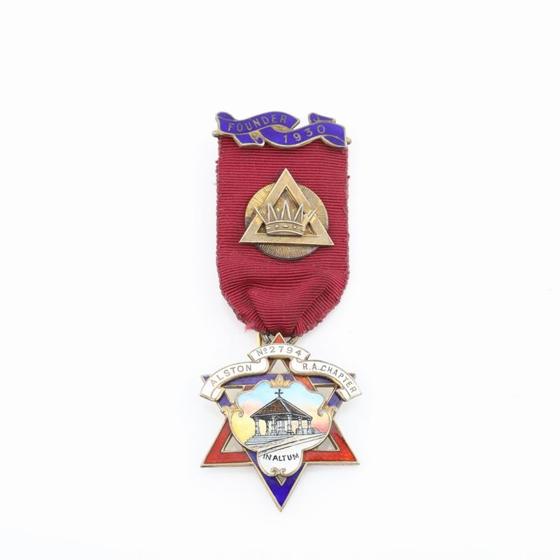 Distintivo con Coccarda e Spilla Dell'alston R.a. Chapter N° 2794 in Argento Dorato e Smalti