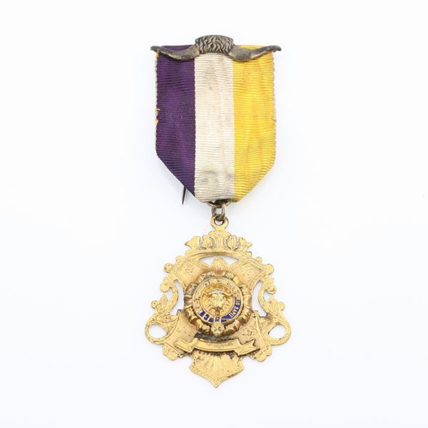 Distintivo con coccarda e spilla del Royal Antediluvian Order of Buffaloes in argento dorato