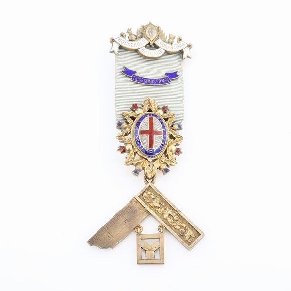 Distintivo con coccarda e spilla in argento dorato del Household Brigade Lodge n&#176; 2614 per il Trigesimus Primus