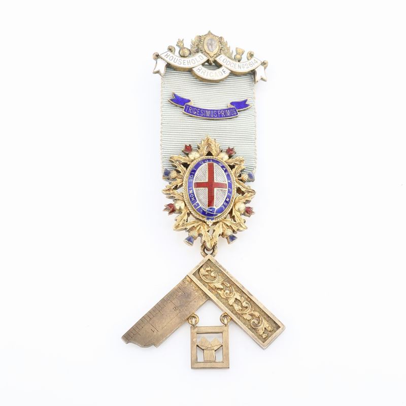 Distintivo con Coccarda e Spilla in Argento Dorato del Household Brigade Lodge N° 2614 per i...