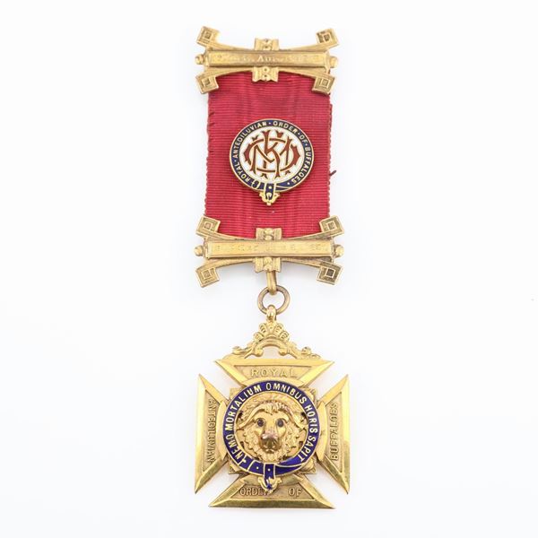Distintivo con coccarda del Royal Antediluvian Order of Buffaloes in oro 9 kt, metallo dorato e smalti