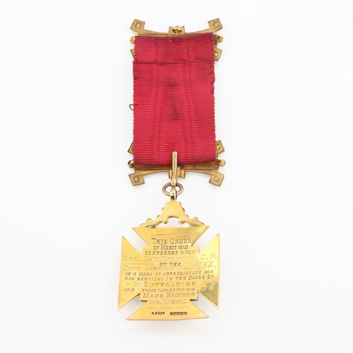 Distintivo con Coccarda del Royal Antediluvian Order Of Buffaloes in Oro 9 Kt, Metallo Dorato e S...