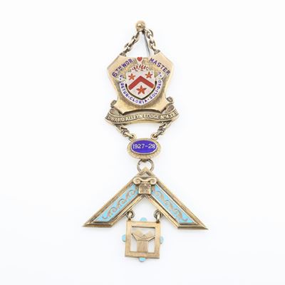 Distintivo con Spilla Dell'edward Alleyn Lodge N° 4328 in Argento Dorato e Smalti