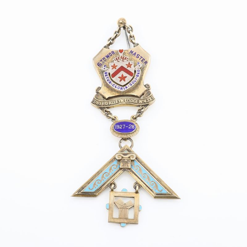 Distintivo con Spilla Dell'edward Alleyn Lodge N° 4328 in Argento Dorato e Smalti