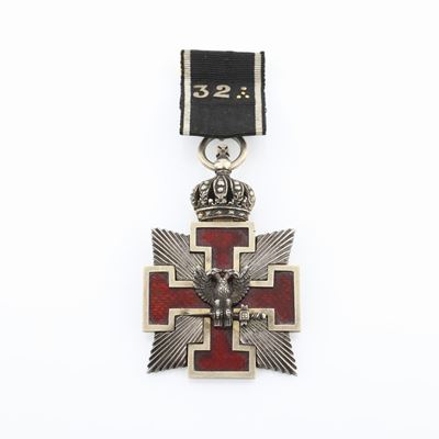 Distintivo con Coccarda di Rito Scozzese 32° Grado in Argento, Argento Dorato e Smalto Rosso