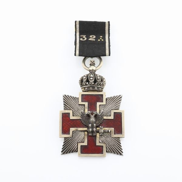 Distintivo con coccarda di rito scozzese 32&#176; grado in argento, argento dorato e smalto rosso