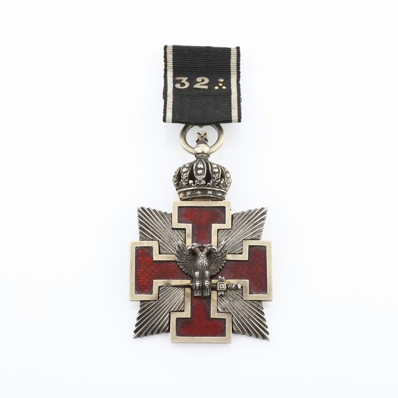 Distintivo con Coccarda di Rito Scozzese 32° Grado in Argento, Argento Dorato e Smalto Rosso
