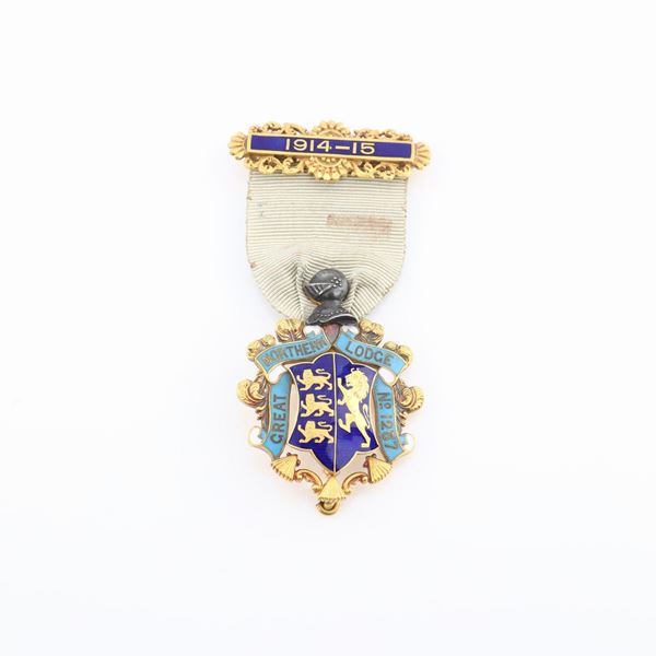 Distintivo con coccarda e spilla della Great Northern Lodge n&#176; 1287 in oro 15 kt e smalti
