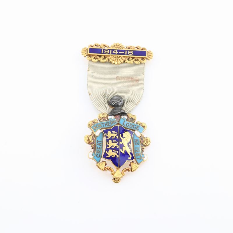 Distintivo con Coccarda e Spilla della Great Northern Lodge N° 1287 in Oro 15 Kt e Smalti