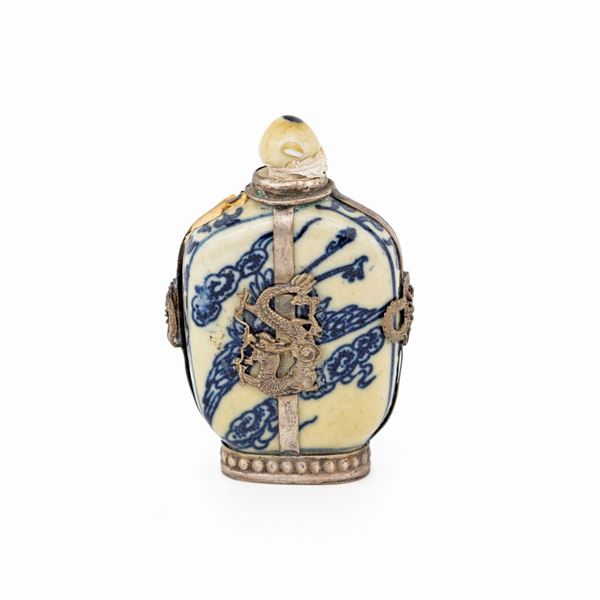 Snuff bottle in porcellana bianca e blu, Cina, fine del XIX/inizio del XX secolo