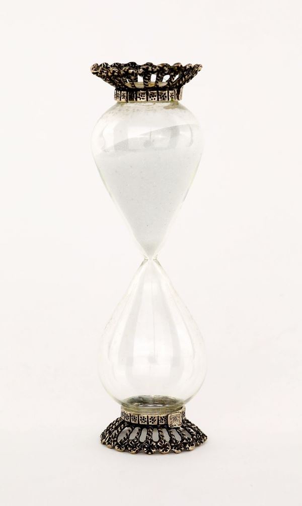 Clessidra da undici minuti in vetro con supporti in metallo argentato  - Asta Asta a Tempo - Penne da Collezione e Accessori da Scrivania - Casa d'Aste Arcadia