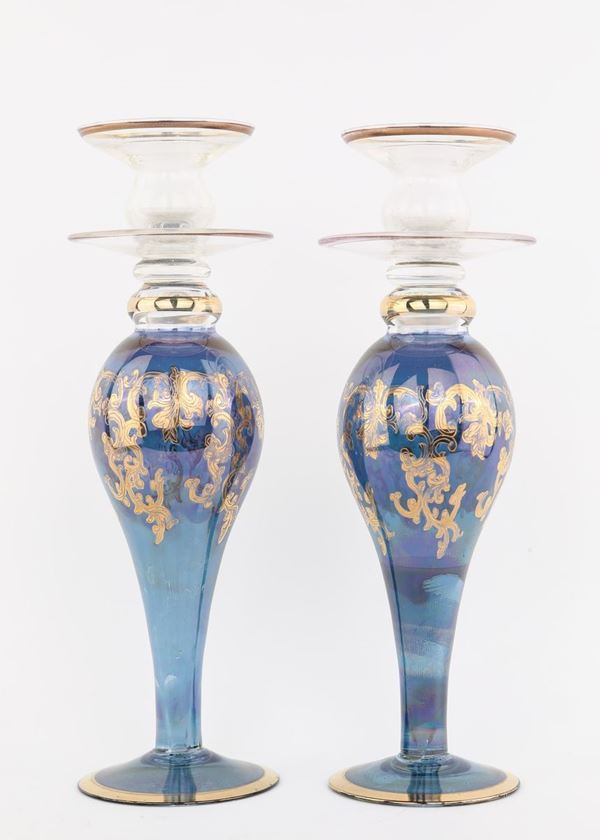 Coppia di grandi candelieri in vetro blu con decorazione dorata