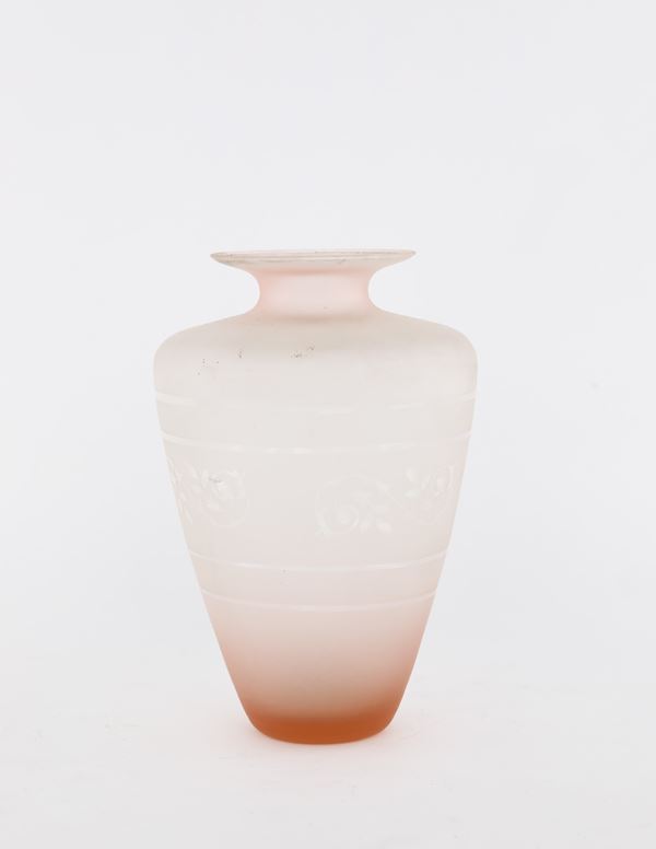 Vaso in vetro rosa satinato, inizi XX secolo