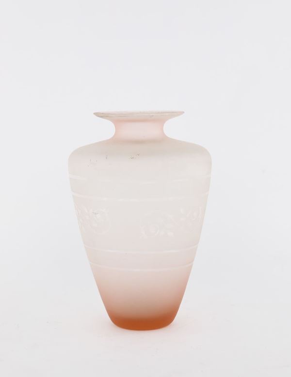 Vaso in vetro rosa satinato, inizi XX secolo