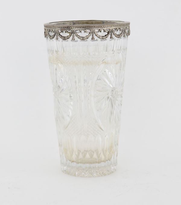 Vaso da fiori in cristallo intagliato