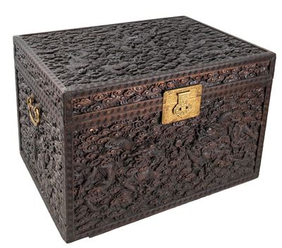 Bella Cassa Cinese in Legno Riccamente Intagliato. Cina XIX Secolo.