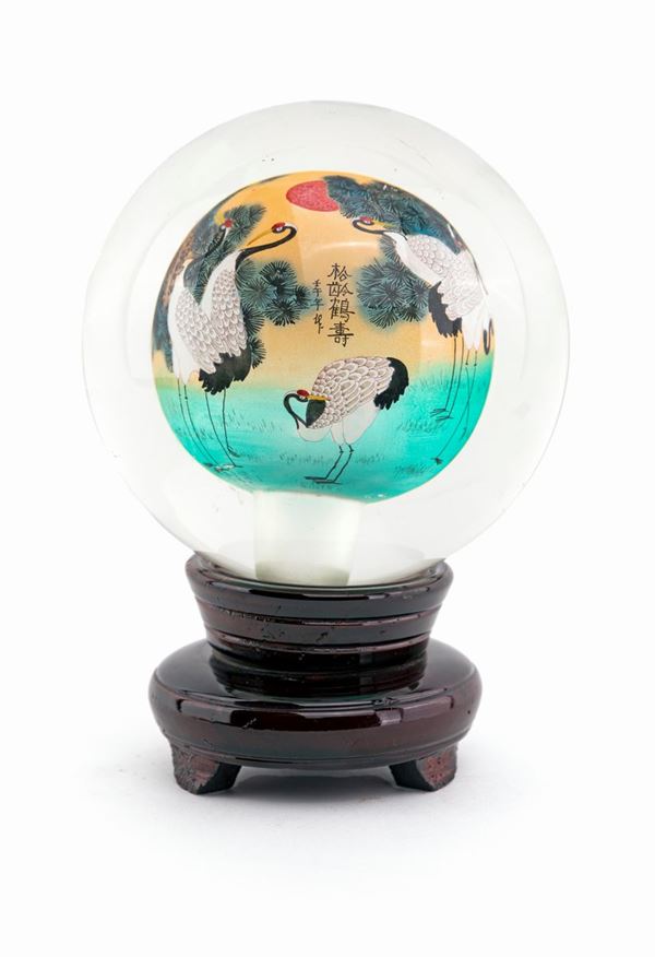 Sfera in vetro sottile dipinta all'interno ed inclusa in globo incolore, arte cinese