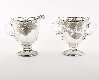 Brocchetta e Tazza Biansata in Vetro Decorato in Smalto Argentato