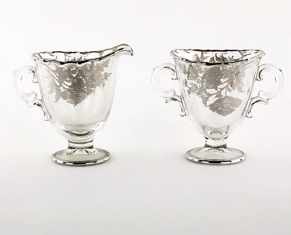 Brocchetta e tazza biansata in vetro decorato in smalto argentato