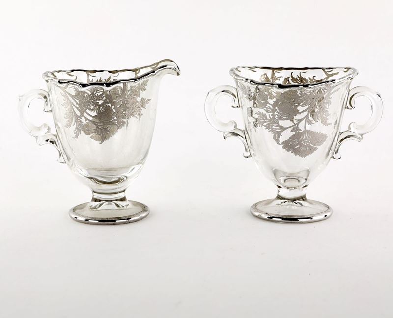 Brocchetta e Tazza Biansata in Vetro Decorato in Smalto Argentato