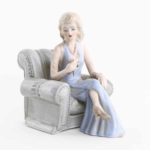 Figura di donna in poltrona in porcellana policroma, Apulum Lucru Manual, Romania