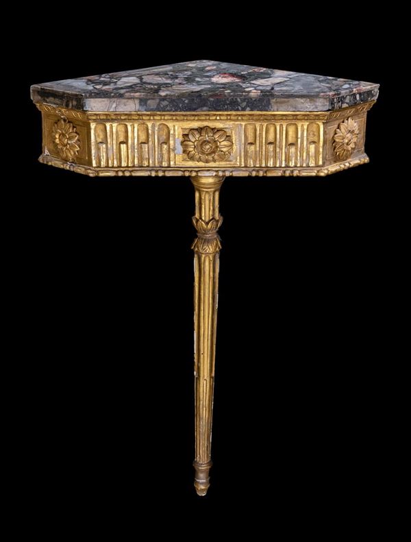 Piccola console d'applique ad angolo in legno dorato, fine del XVIII/inizio del XIX secolo