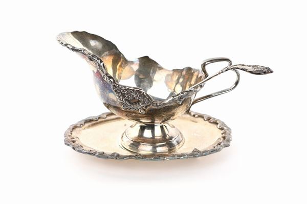 Salsiera con mestolo e vassoio in metallo argentato  - Asta Asta a Tempo a Libera Offerta - Arredi per la Tavola in Silver Plated - Casa d'Aste Arcadia