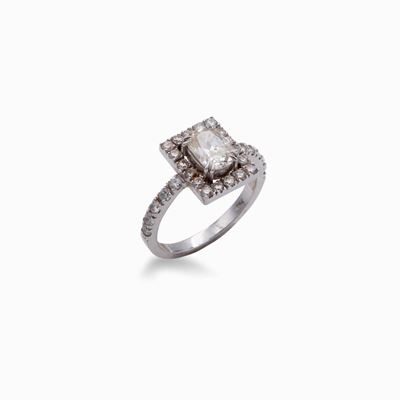 Anello in Oro, un Brillante Centrale e Brillanti
