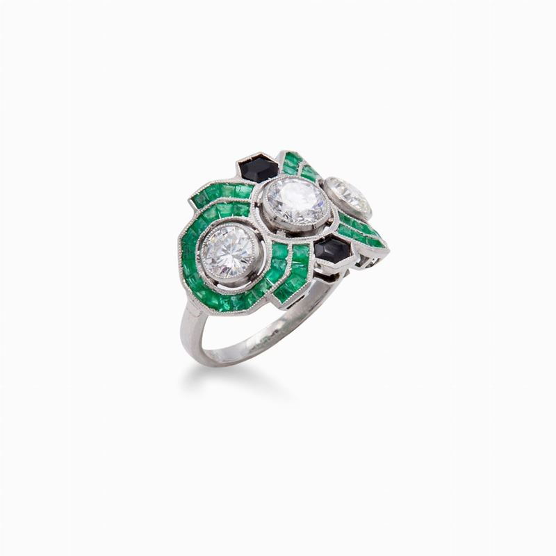 Anello del Periodo Decò in Platino Brillanti e Smeraldi