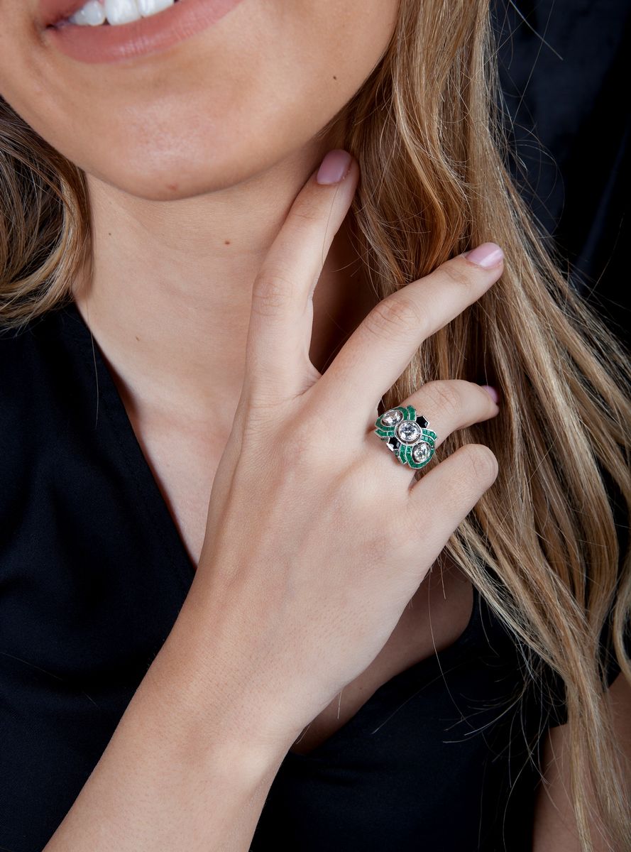 Anello del Periodo Decò in Platino Brillanti e Smeraldi