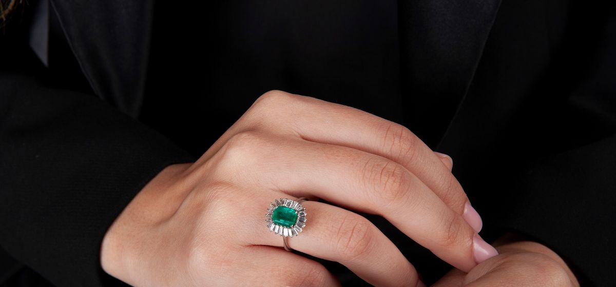 Anello in Oro Bianco Smeraldo e Brillanti