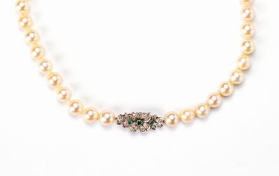 Collana di Perle Giapponesi con Chiusura in Oro Diamanti e Smeraldi
