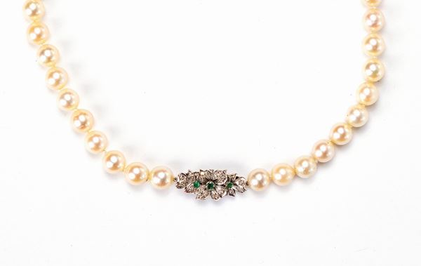 Collana di perle giapponesi con chiusura in oro diamanti e smeraldi