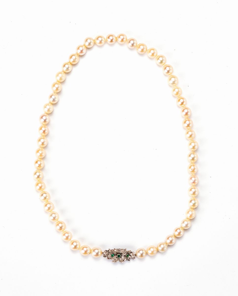 Collana di Perle Giapponesi con Chiusura in Oro Diamanti e Smeraldi