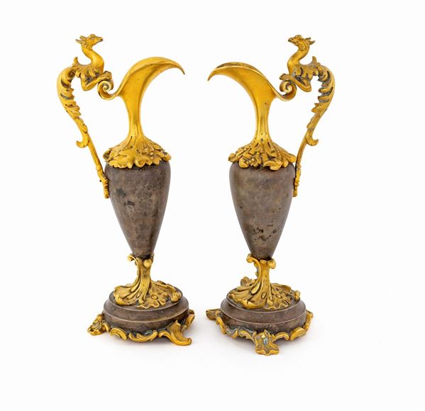 Coppia di brocchette in bronzo dorato e patinato, XX secolo