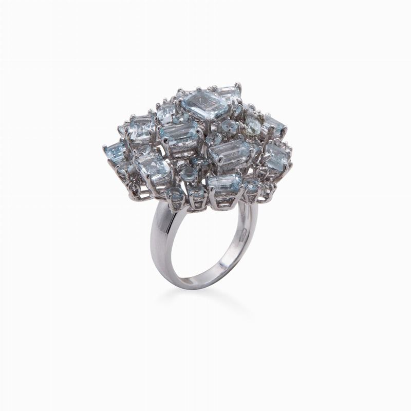 Anello in Oro a Fiore con Acquamarine e Brillanti