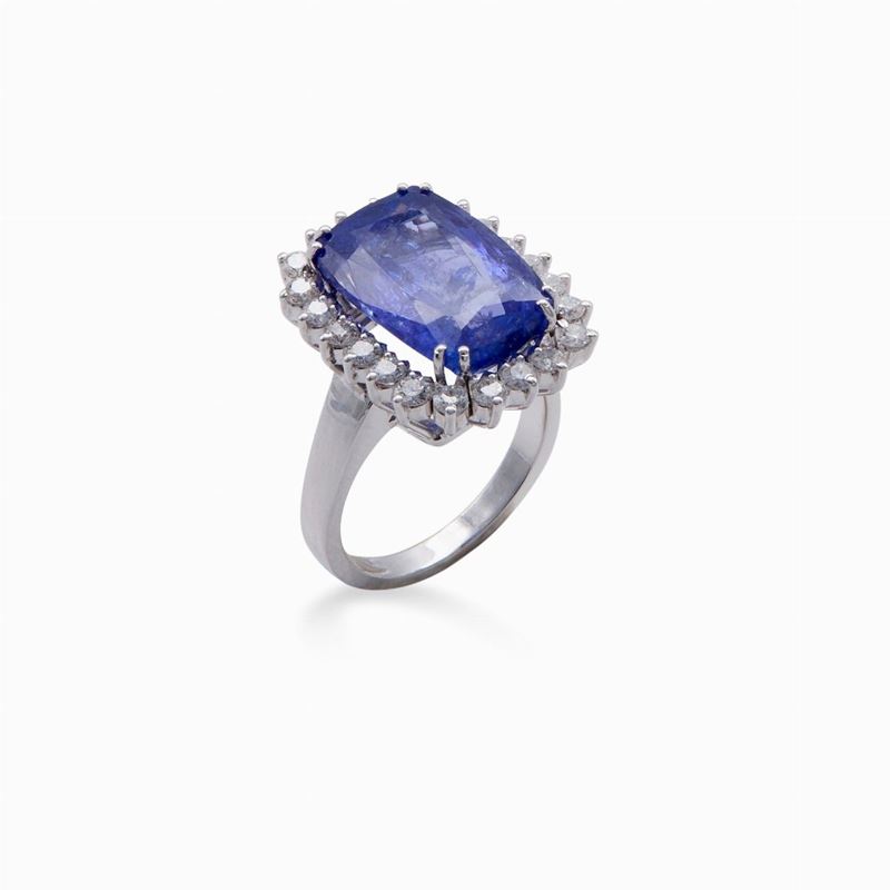 Anello in Oro Bianco con Tanzanite e Brillanti