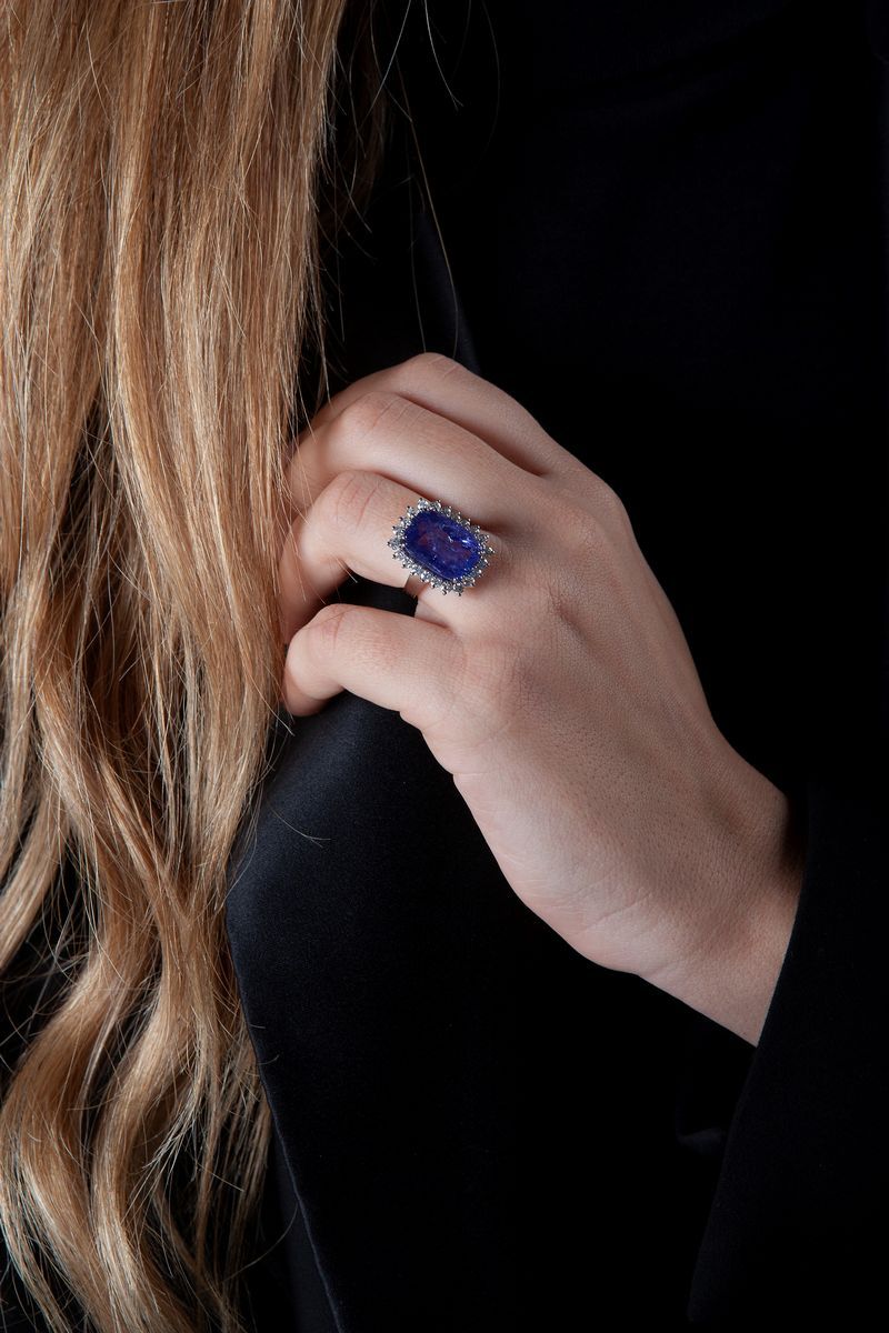Anello in Oro Bianco con Tanzanite e Brillanti
