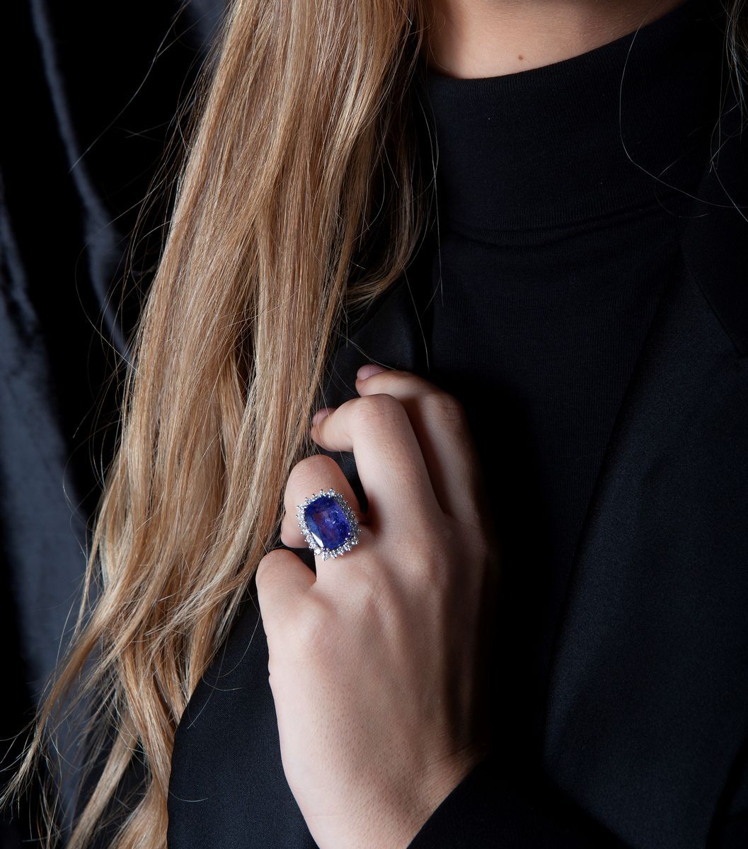 Anello in Oro Bianco con Tanzanite e Brillanti