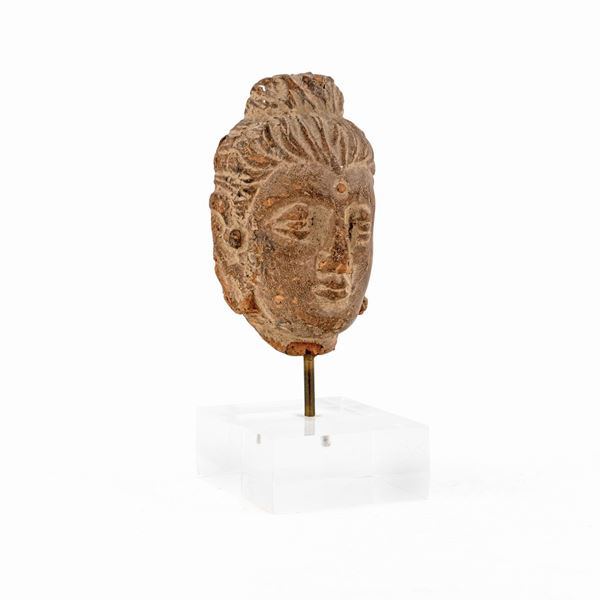 Piccola testa di Buddha in terracotta, arte del Gandhara