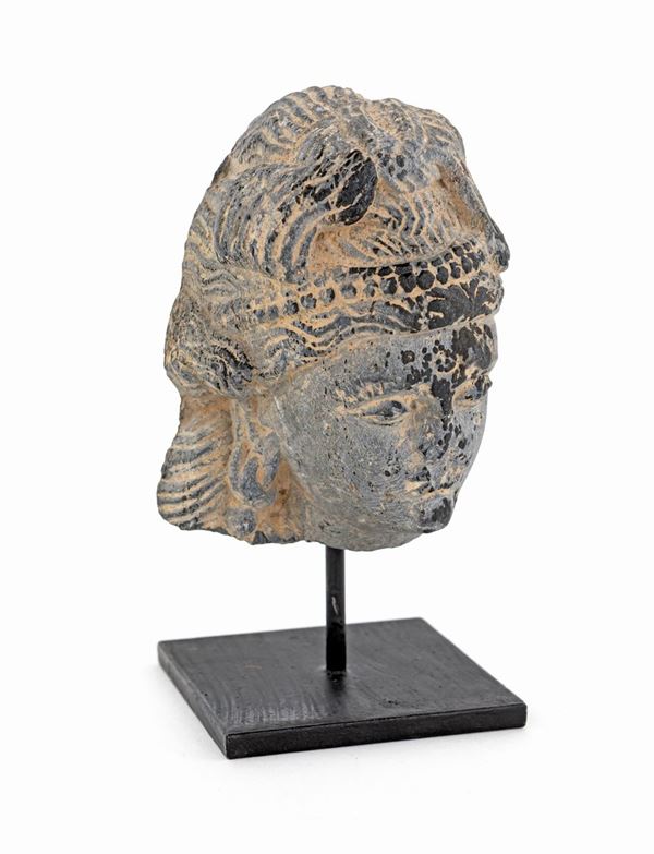 Piccola testa femminile in scisto nero, arte del Gandhara